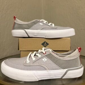 Sperry soultied deck shoe Boys Size 5 gray and red NWOT